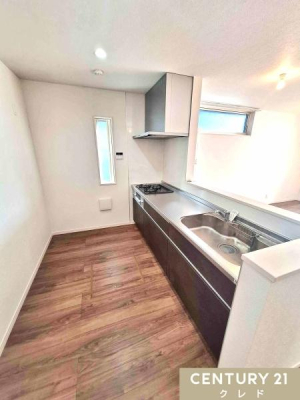 �L�b�`�� �V���N�߂��̔�������ʏ��ւ����ŁA�Ǝ������ɂ��z�����Ă��܂��B
�w�ʂɗ①�ɂ�J�b�v�{�[�h�Ȃǂ�z�u���Ă���Ƃ肪����܂��B