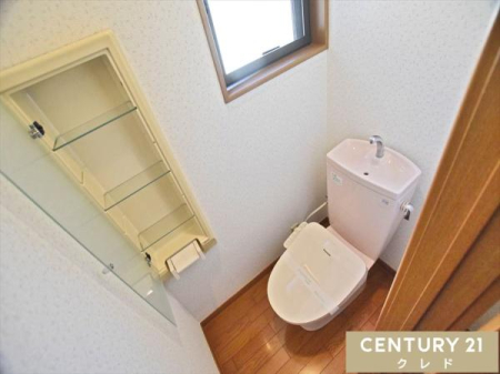 �g�C�� ��������A���邭���C���ǍD�Ȑ��������ӂ��g�C���B
�������֍��͂������A�X�^�C���b�V���ȕǖʎ��[�������B��������[�Ƃ��ĖF���܂⏬��������΁A�C���e���A���y���߂܂��B