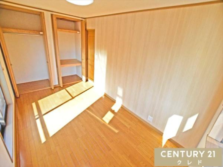 �Q�� �y�m��7.5���z
�ǈ�ʂɐ݂���ꂽ2�̃N���[�[�b�g�����́B�ߗނ�ו��������Ղ�Ǝ��[�ł��邽�߁A���������L�X�Ǝg���܂��B��Q���Ƃ��Ă��������߂́A���邭�J���I�ȋ�Ԃł��B