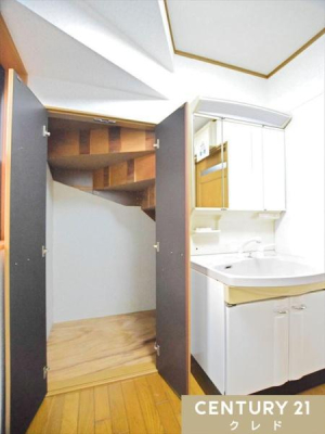 ���ʑ�E���ʏ� �O�ʋ��^�C�v�̐��ʉ��ϑ�ׂ̗ɂ́A�K�i���X�y�[�X������������e�ʂ̎��[�������B�^�I�����܂̃X�g�b�N�A�|���p��Ȃǂ������Ղ肵�܂��܂��B