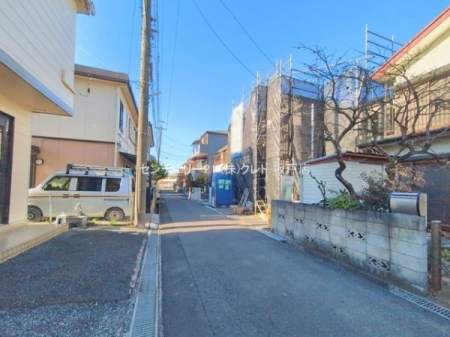 �O�ʓ��H�܂ތ��n�ʐ^ ���q�l�̒ʊw�����S�ȁu���q���w�Z�v�܂œk��10���B���Ǝ{�݂��ߗׂɏ[�������q��ĉƑ��ɂ��I�X�X���̏Z���B