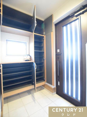 ���� �R�̎��^�̑�^�V���[�Y�{�b�N�X���t�������ցB
���Ƒ��S�����̌C�������Ղ�Ǝ��[�ł���̂ŁA���֎��肪������������ƕЕt���܂��B