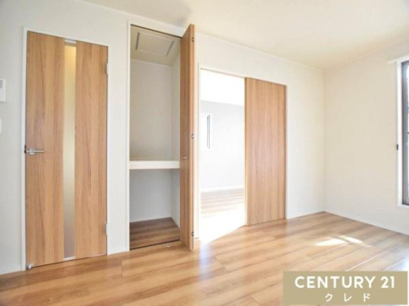 ���r���O �V��߂��܂ō����̂����e�ʂ̃��r���O���[�B�|���@����p�i�̃X�g�b�N�ȂǁA�������̏o����̂��T�b�ƉB���܂��B