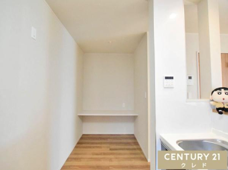 ���r���O�ȊO�̋��� �L�b�`�����ɂ̓J�E���^�[��ݒu���܂����B�R���Z���g�t����PC��Ƃ��X���[�Y�ł��B�ݑ�[�N���̍�Ə�A���q�l�̏h��X�y�[�X�ȂǑ��ړI�Ɏg����֗��ȋ�Ԃł��B