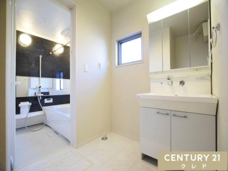 ���ʑ�E���ʏ� ���̗��ɂ����Ղ�̎��[�X�y�[�X��������O�ʋ��^�C�v�̐��ʉ��ϑ�B�U�炩�肪���ȏ�������������Еt���A�����ȋ�Ԃ�ۂĂ܂��B