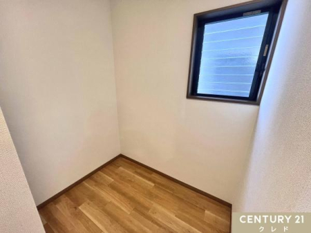 ���̑����� 2�K�z�[���̈�p�ɂ͂�����Ƃ����I�[�v���X�y�[�X������܂��B
�{�I��u������A�|���@����p�i�̃X�g�b�N�u����Ƃ��Ă��֗��ł��B