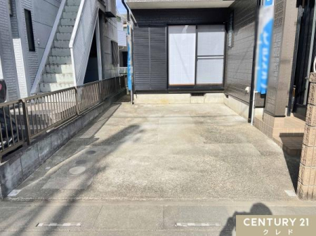 ���ԏ� �J�[�X�y�[�X1��m�ۂ��Ă��܂��B
�O�ʓ��H�Ƃ̍��፷�����Ȃ��t���b�g�Ȑ݌v�Œ��Ԃ����ȕ������S�ł��B
�O�ʓ��H�͕���6���B