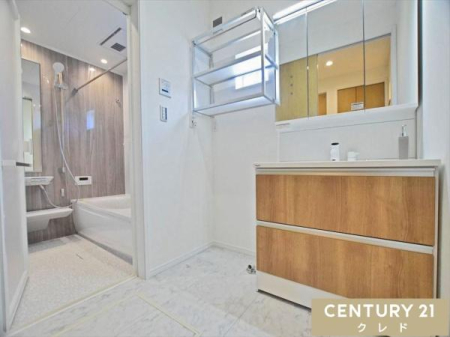 ���ʑ�E���ʏ� ���C�h�ȎO�ʋ��̗����͑S���[�ƂȂ��Ă���A�U�炩�肪���ȏ������X�b�L���B
���[�I���ݒu����Ă���A��܂�^�I���̎��[�ɕ֗��ł��B