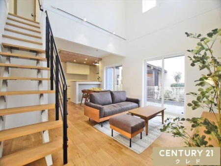 ���r���O �yLDK19.25���z
�X�P���g���K�i���i�`�������ȋ�Ԃ̃A�N�Z���g�ɂȂ����e���̏�B
���r���O�K�i���̗p���邱�ƂŁA�Ƒ��̃R�~���j�P�[�V���������R�Ƒ�����݌v�ł��B