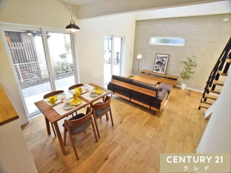 ���r���O �yLDK19.25���z
���������̂���J���[�̃A�N�Z���g�N���X��ؖڂ̃t���[�����O�ȂǍו��܂Ńf�U�C���ւ̂�����肪��������X�^�C���b�V����LDK�ł��B