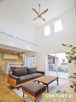 ���̑� �yLDK19.25���z
���r���O�㕔�͐��������ɂȂ��Ă���J�������������܂��B
������̎��R���������S�̂𖾂邭��ݍ��݁A�Ƒ����W�܂�ꏊ��S�n�悭���o�B