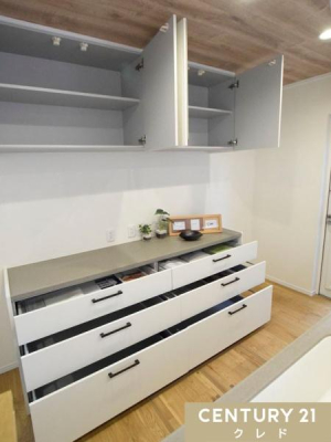 �L�b�`�� �L�b�`���w�ʂɂ͎��[�����Ղ�ȃJ�b�v�{�[�h���W����������Ă��܂��B
���C�ɓ���̂��M�A�����Ɠd�ȂǃX�b�L���ƃL���C�Ɏ��[�ł��܂��B