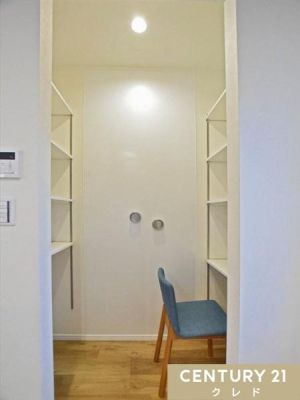 ���[ �L�b�`�����ɂ͎g������̗ǂ����I�t���̃��[�e�B���e�B�X�y�[�X�I
�A�C������ٖD�Ȃǌ����悭��Ƃ��s�����Ƃ��ł���X�y�[�X�ł��B
���ɂ͕֗���WIC��݂��Ă��܂��B