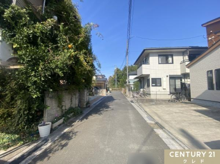 �O�ʓ��H�܂ތ��n�ʐ^  �h���b�O�X�g�A�k��5���A�R���r�j�k��6���A����Ɂu�r�b�O�E�G�[�v�k��8���ƁA����̔��������k��10�������Ŋ����I
�Ԃ��g��Ȃ��Ă������ł��闘�֐��̍������n�ł��B