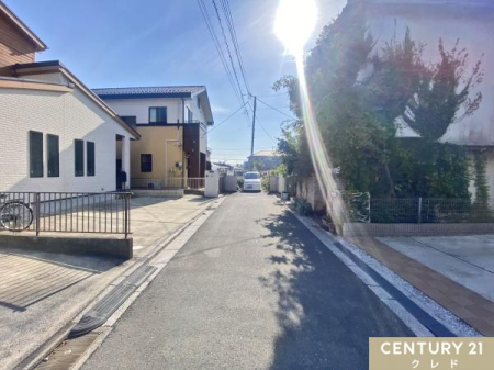 �O�ʓ��H�܂ތ��n�ʐ^ �L������A�ƒ�؉��Ȃǂ��m�ۂ��Ă��\���ȍL��������܂��B
�גn�Ƃ̊Ԋu�����₷���A�J�����̂���v�����j���O���\�ł��B