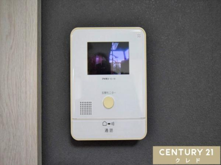 ���̑� �yTV���j�^�[�t���C���^�[�t�H���z  
���K�҂̎p�������̃��j�^�[�Ŋm�F�ł�����S�̐ݔ��B  
�Z�[���X�Ȃǂ̑Ή����T�������Ƃ���A���q�l�̂�����Ԏ��ɂ��S�����@�\�ł��B