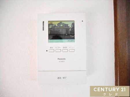 ���̑� �yTV���j�^�[�t���C���^�[�z���z
���ւ��J����O�ɉf���E�����ő�����m�F�ł��A�h�Ɩʂɔz���B���q�l�̂�����Ԃ�P�g�̕��ɂ��S�����ݔ��ł��B
���r���O���烏���^�b�`�ŉ��΂ł��܂��B