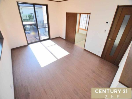 ���r���O �yLDK13.5���z
�쑤�̑����玩�R���������Ղ蒍���A���邭�J���I�ȃ��r���O�B�Ƒ��Ƃ̉�b���y���݂Ȃ��炨�������ł���̂����͂ł��B