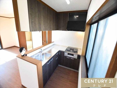 �L�b�`�� ���r���O�ƂȂ���ΖʃX�^�C���ŁA���������Ƒ��Ɖ�b�����₷���݌v�B
�g������̗ǂ�L���^�ŁA3���R�����E�O�����������B�����̗��������K�ɂȂ�A���������ӂ���Ԃł��B