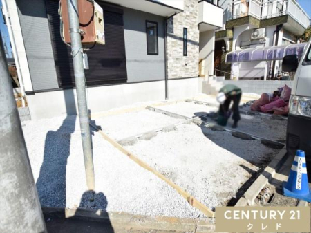 �O�ʓ��H�܂ތ��n�ʐ^ ��40�؂̕~�n�ɂ͕���3�䒓�ԉB
���q���͂������A�������q�l���Ƌ��擾���ɕ֗��ł��ˁB