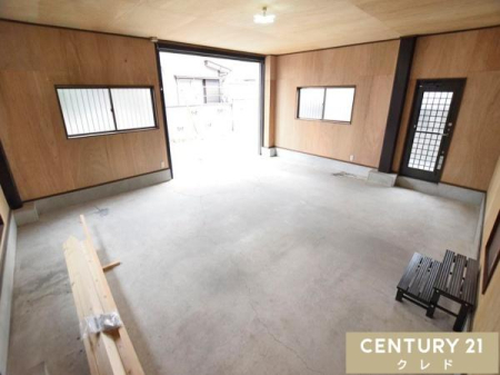 ���̑����n �J�̓������K�ȓd���V���b�^�[�t���K���[�W�BEV�[�d�R���Z���g���������Ă���A�d�C�����Ԃ��������̕������S�ł��B�L�X�Ƃ����X�y�[�X�͈��Ԃ̃����e�i���X����DIY�X�y�[�X�Ƃ��Ă����p�ł��܂�