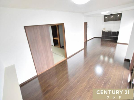 ���r���O �y2�K�@LDK17.5���z
�Ǖt���L�b�`���ōL�����m�ۂ���LDK�́A�a���ƂȂ��邱�Ƃł���ɊJ���I�ɁB�q�ԂƂ��āA���邢�̓����b�N�X�X�y�[�X�Ƃ��āA�V�[���ɍ��킹�ď_��Ɏg���܂��B