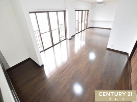 ���r���O �y2�K�@LDK17.5���z
�z������ǍD��2�K���r���O�ł��B�O����̎������͂��ɂ����A�J�[�e�����J���ĊJ���I�ɉ߂����܂��B���ɂ̓J�E���^�[������A�e�����[�N��w�K�X�y�[�X�ɂ��֗��ł��B