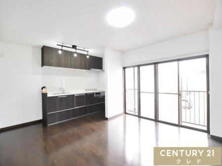 ���r���O �Ǖt���L�b�`�����̗p���ALDK�S�̂ɊJ�������������܂����B��Ԃ��Ղ���̂��Ȃ��A�����������X�܂ŗL�����p�ł��܂��B��^�̉Ƌ���X���[�Y�ɔz�u�ł��A�������̃C���e���A�R�[�f�B�l�[�g���y���߂܂��B