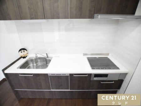 �L�b�`�� �Ǝ��̕��S�����炷�H��􂢊����@�ƁA���|�����y��IH�N�b�L���O�q�[�^�[�𓋍ڂ����V�X�e���L�b�`���B�����̂��������y�����Ȃ肻���ȁA�@�\�[���̋�Ԃł��B