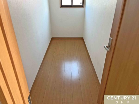 ���[ �y1�K�[�ˁz
���Ƒ����L�Ŏg������[�X�y�[�X�B���Օi�̃X�g�b�N��|���p�i�A�G�ߊO�̉Ɠd�̎��[�Ȃǂɂ����g�����������܂��B