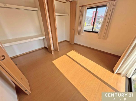 �Q�� �y1�K�m��6.3���z
�ǈ�ʂɐ݂���ꂽ2�̃N���[�[�b�g�����́B�ߗނ�ו��������Ղ�Ǝ��[�ł��邽�߁A���������L�X�Ǝg���܂��B��Q���Ƃ��Ă��������߂́A���邭�J���I�ȋ�Ԃł��B