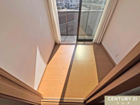 ���r���O�ȊO�̋��� �y�z�[���z
�L���ƃo���R�j�[���Ȃ��A�z����ǍD�ȃz�[���B�V��ɂ͎����������ƃV�[�����O�t�@�����������Ă���A�V����C�ɂ������󕨂�������T�����[���̂悤�ȋ�Ԃł��B