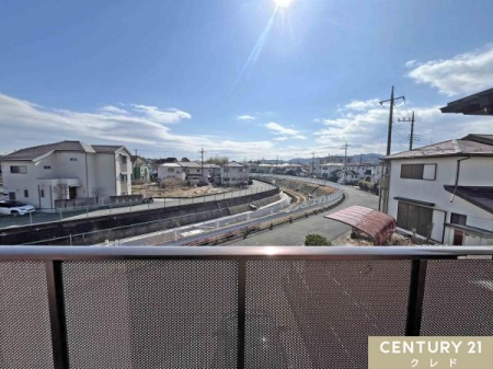 �Z�˂���̒��]�ʐ^ �o���R�j�[����̒��]�ł��B�ՐÂȏZ��X�Ȃ�ł̗͂������������͋C�̒��ŁA���₩�ȓ�������߂������������܂��B