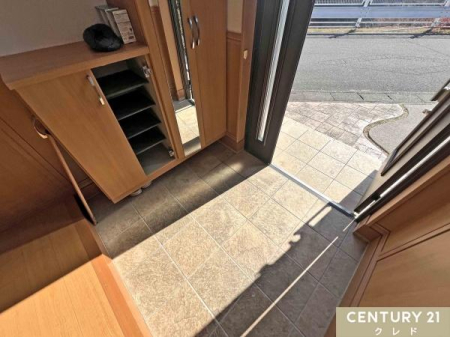 ���� ���Ƒ��S���̌C�������Ղ���[�ł���V���[�Y�{�b�N�X��ݒu�B
���ɂ͑S�g�����t���Ă��邽�߁A���o�����O�̃R�[�f�B�l�[�g�`�F�b�N���X���[�Y�ɂł��܂��B