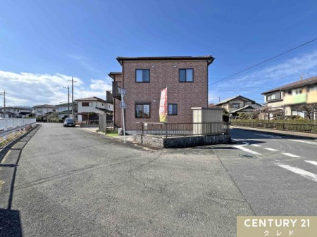 �O�ʓ��H�܂ތ��n�ʐ^ �~�n��50�؁~�k���p�n�ŊJ���I�ȗ��n�B
3�䒓�ԉ\�ŁA���Ƒ��̎Ԃ͂������A���F�B��e�ʂ��V�тɗ������A�}�ȗ��q���ɂ��𗧂��܂��B