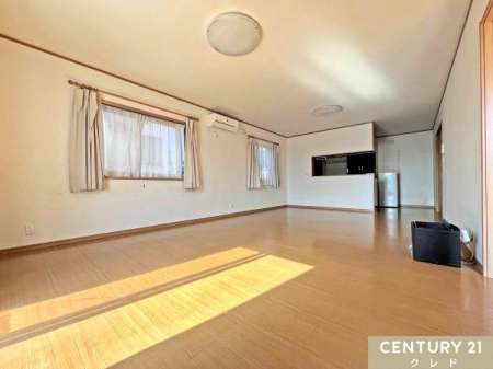 ���r���O �yLDK21.6���z
21.6���̍L�X�Ƃ������r���O�́A��^�̃\�t�@��_�C�j���O�Z�b�g��u���Ă���Ƃ肪����A�Ƒ��c���̎��Ԃ��������Ɖ߂����܂��B