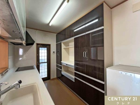 �L�b�`�� �����t���̑�^�J�b�v�{�[�h������A�H��⒲���Ɠd����������Ǝ��[�B��������t���Ă��邽�߁A�S�~�o���⊷�C���X���[�Y�ɂł��܂��B