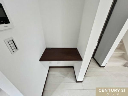 ���[ �y�J�E���^�[�z
�_�C�j���O�ɂ̓J�E���^�[������܂��B
���d���E��E���q�l�̂��׋��p�̃f�X�N�����I�ȂǁA���܂��܂ȗp�r�Ŏg���܂��B