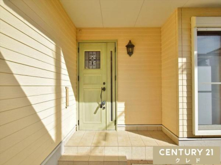 ���� �N���[���F�̊O�ǂɒW���O���[���̃h�A���f����A�m���ŉ��炵�����փ|�[�`�ł��B
�A���e�B�[�N���̏Ɩ����A�N�Z���g�B�����t���Ȃ̂ŉJ�̓����G��ɂ����A�K���l���������}������Ă���܂��B