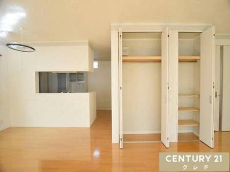 ���r���O �yLDK21���z
���r���O�ɂ͑�^�̃N���[�[�b�g�������B�|���@����p�i�̃X�g�b�N�A���q�l�̂�������ȂǁA�U�炩�肪���ȕ��������Ղ���[�ł��܂��B