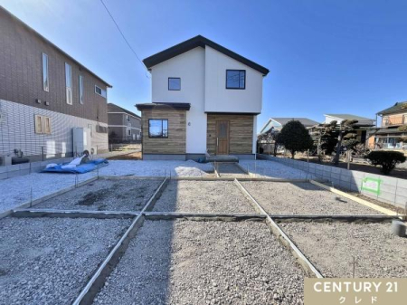 �O�ʓ��H�܂ތ��n�ʐ^ �׉ƂƂ̊Ԋu���L���A�����Ղ�Ɨz�����~�蒍�����邢���n�B
���ӂ͗����������Z��X�ƂȂ��Ă���A�V�����������n�߂�̂ɂӂ��킵���Z���B