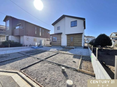 �O�ʓ��H�܂ތ��n�ʐ^ �y�Ԏ��[��WIC�~2�A���l���ɂȂǏ[���̎��[�X�y�[�X���m�ہB
�q��ĉƑ��Ƀs�b�^����4LDK�B