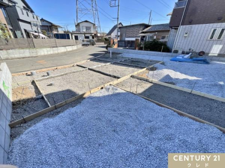 ���ԏ� �~�n���ɂ͍L�X�Ƃ����X�y�[�X���m�ۂ��Ă���A����3�䒓�ԉ\�B
�O�ʓ��H�͕���6.2������A�Ԃ̏o��������X���[�Y�I