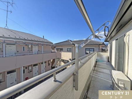 �Z�˂���̒��]�ʐ^ ���Z�܂��o���R�j�[����̒��]�ł��B
�z������̗ǂ��Z��X�G���A�̃o���R�j�[����́A���ꂽ���ɂ͐X�ƍL�����𒭂߂邱�Ƃ��ł��܂��B