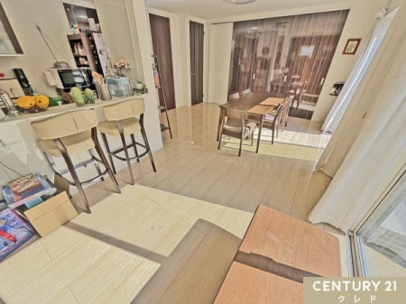 ���r���O �yLDK18���z
�����݂̂���؍ނƌe���̋�Ԃ����a����18���̂�Ƃ�̃��r���O�B
�쑤����̗z���������𖾂邭�Ƃ炵�܂��B