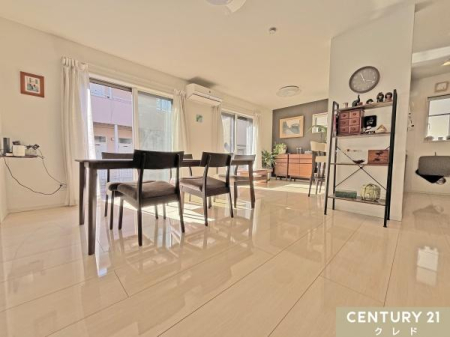 ���r���O �yLDK18���z
�Ƌ�̔z�u�����₷���c���̊Ԏ��̃��r���O�ł��B
�Ƒ��ň͂ސH���V�[���₭�났�̎��ԂȂǂɂ��_��ɑΉ��ł��܂��B