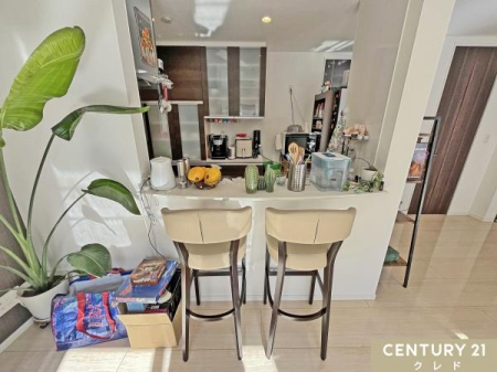 �L�b�`�� �J�����̂���Ζʎ��L�b�`���͉Ƒ��Ɏ�n���ŗ�����H�����n���܂��B
�R�~���j�P�[�V�������Ƃ�Ȃ���X���[�Y�Ȕz�V���Еt�����ł��܂��B