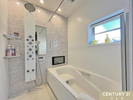 ���� ���@�\�V�����[�p�l���Ɛߐ��ɂ����ʓI�ȃx���`�^�C�v�̗�����ݒu�����������B
���났�̓������y���߁A���K���ƕ֗��������˔����Ă��܂��B