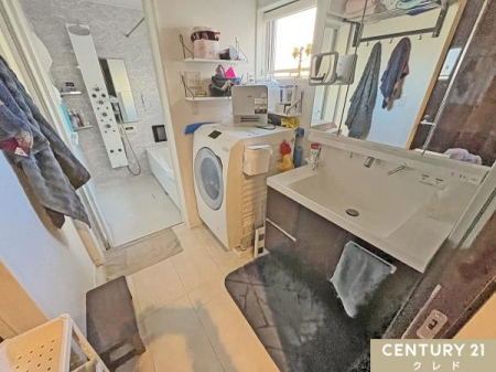 ���ʑ�E���ʏ� �g���₷�����l�������݌v�̐��ʉ��ϑ��ݒu�B
�Z��S�̂̓����Ƀ}�b�`���₷���V���v���ȑ���Ȃ���A���[�͂��d���������K�Ɏg����ݔ��ł��B