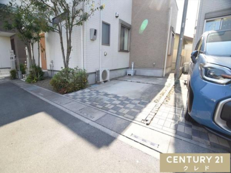 ���ԏ� ���Z�܂��̓J�[�X�y�[�X�t���I
�R���N���[�g�ŕܑ�����A�J�̓��ł��ʂ���܂��ԓ��̂��ꂢ���ێ��ł��܂��B
���ӊ����܂߂Ă��ē����܂��I